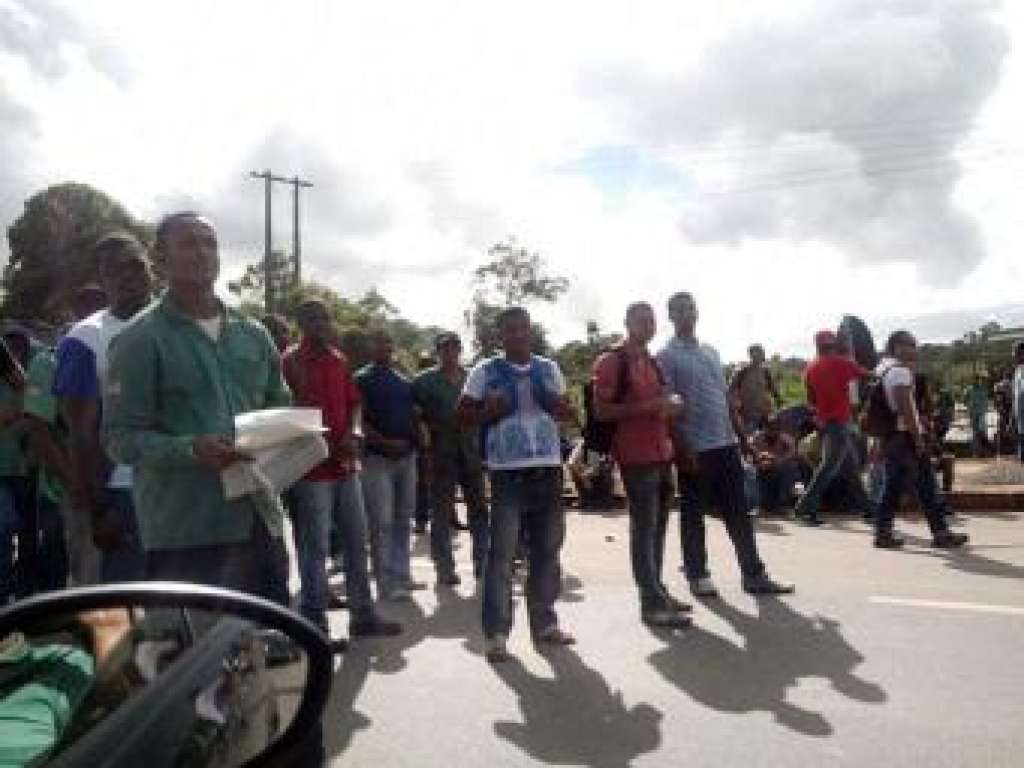 Trabalhadores realizam protesto na Cia-Aeroporto