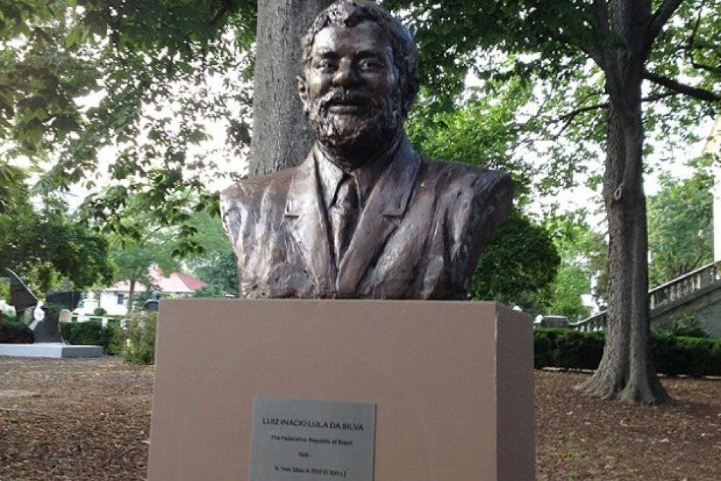 Lula é homenageado com estátua de bronze ao lado da Casa Branca, nos Eua