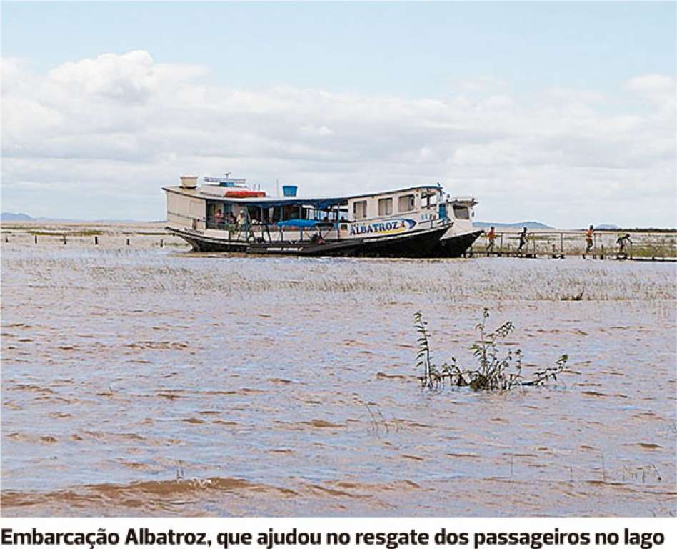 Equipe localiza barco que naufragou em Sobradinho; mergulhadores fazem buscas