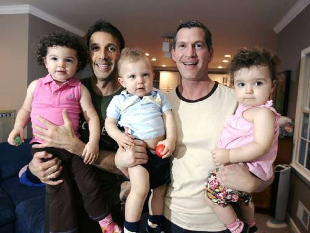 Casais gays com filhos assumem ‘papeis cerebrais’ de mãe e pai
