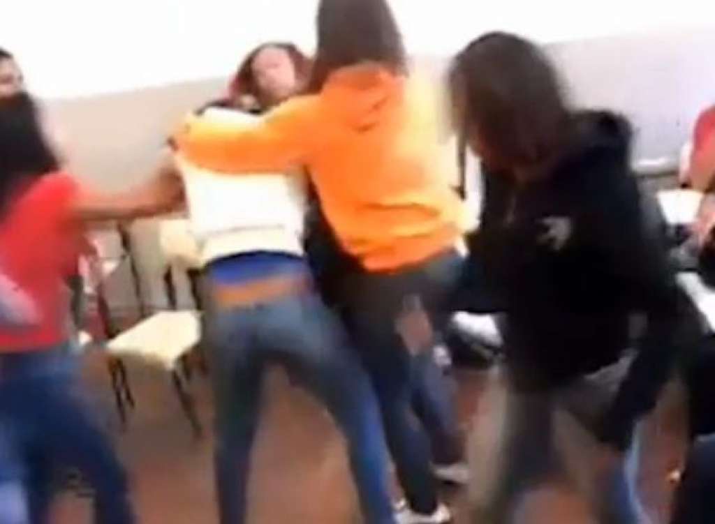 Aluna é agredida por cinco colegas na sala de aula