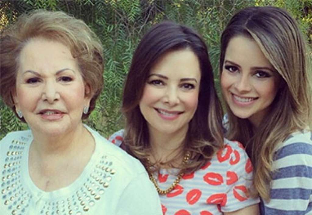 Grávida, Sandy celebra primeiro dia das mães ao lado de Noely e sua avó