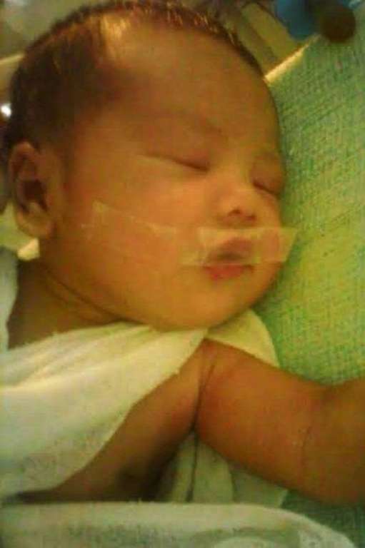 Enfermeiras colocam fita adesiva na boca de bebê internado para ele parar de chorar