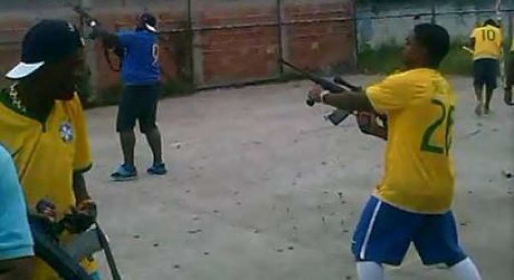 Bandidos disparam tiros de fuzil para comemorar partida de futebol