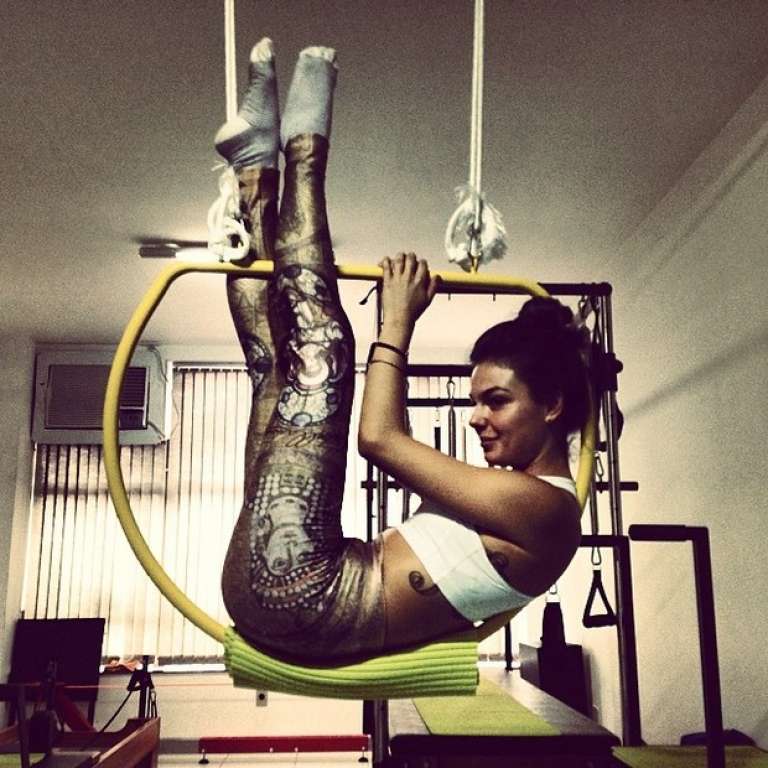 Isis Valverde posta foto praticando pilates após retirar colar cervical
