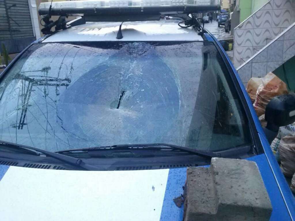 Salvador: viatura da polícia é atacada com pedras e bombas