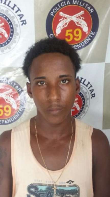 Jovem é preso em flagrante com armas e drogas em Camaçari