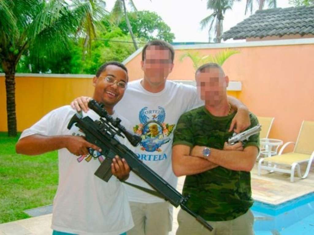 Colecionador de armas, Dudu Nobre posa com um fuzil utilizado pelo Exército