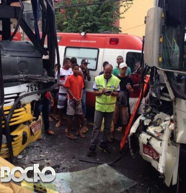 Acidente grave entre dois ônibus em Salvador deixa 20 feridos
