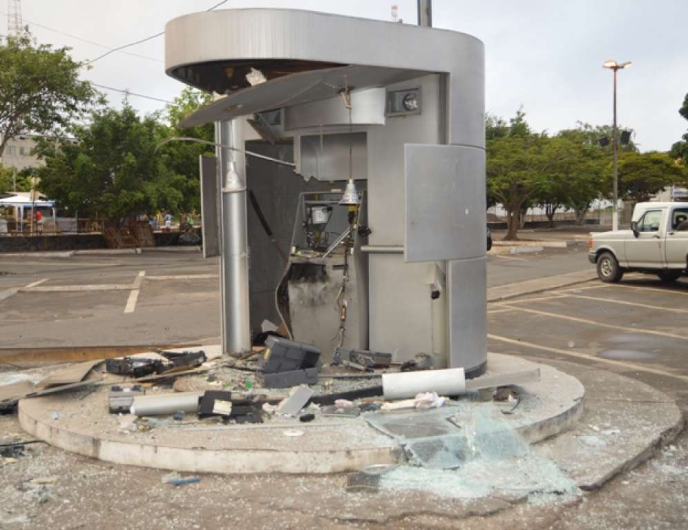 Feira de Santana: bandidos explodem caixa eletrônico do Centro de Abastecimento