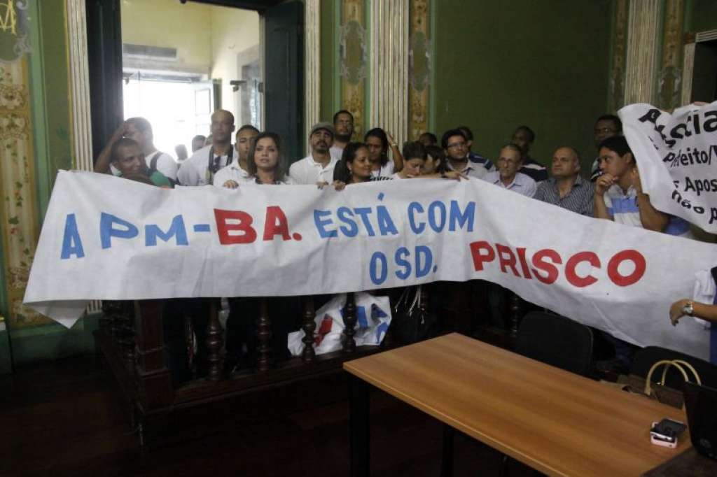 Família de Prisco faz protesto na Câmara de Salvador