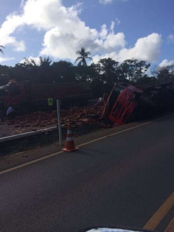 Caminhão carregado de tijolos tomba na Estrada do Coco