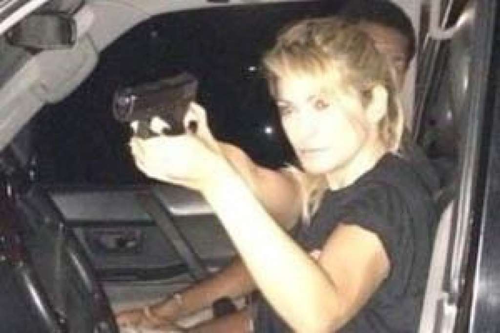 Antônia Fontenelle posta foto com arma em gravação e surpreende seguidores