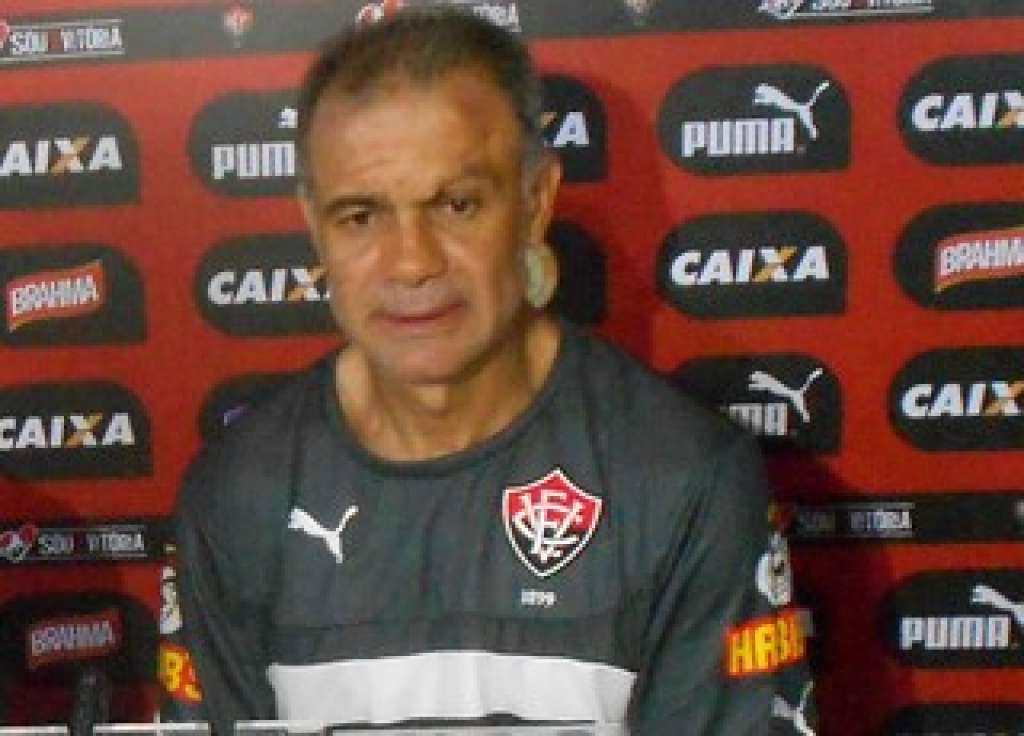 Jorginho faz mistério sobre escalação do Vitória contra o Goiás