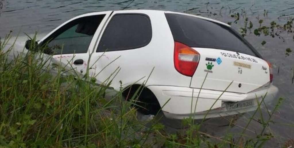Carro é encontrado dentro de lagoa na Cia-Aeroporto