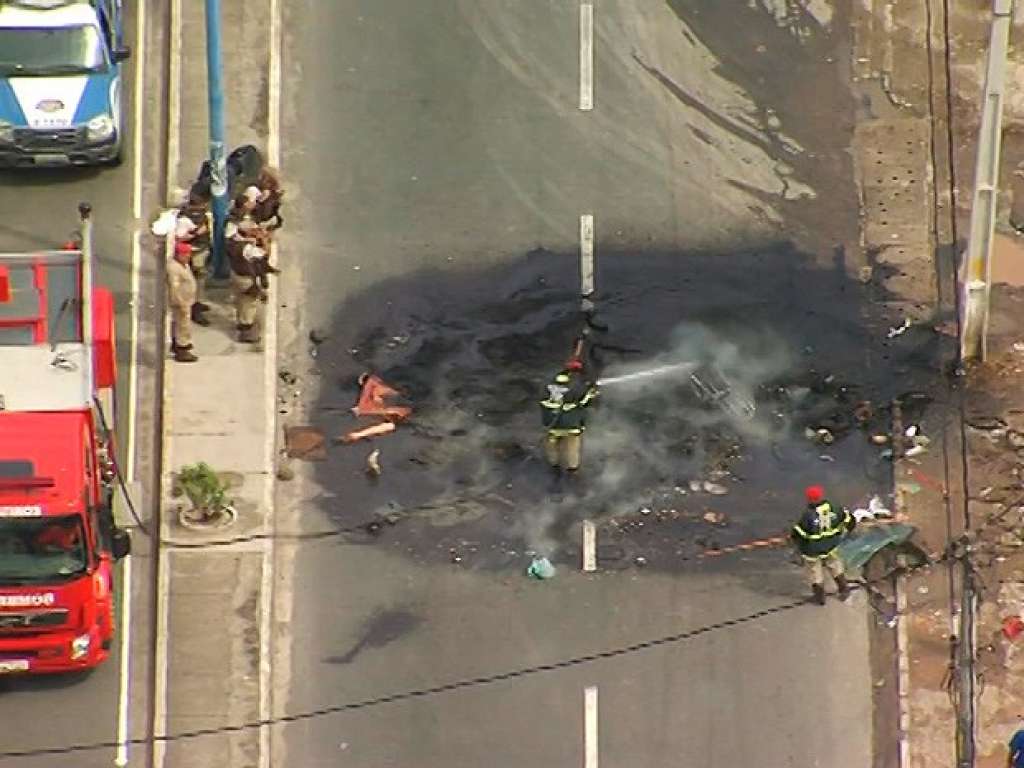 Salvador: manifestantes ateiam fogo em entulho