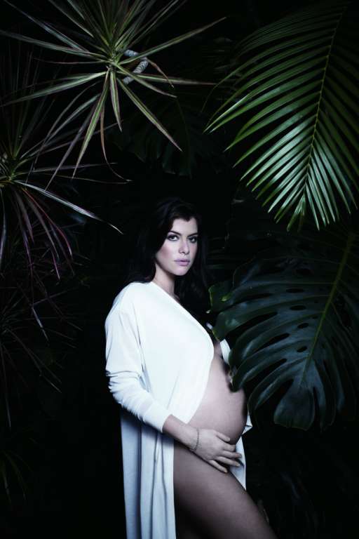 Prestes a dar à luz, Alinne Moraes mostra barrigão em ensaio