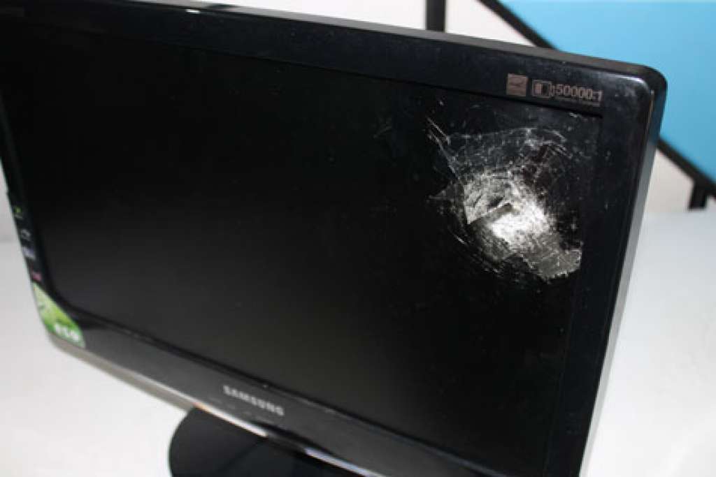 Durante assalto, disparo acerta computador e mulher não é atingida