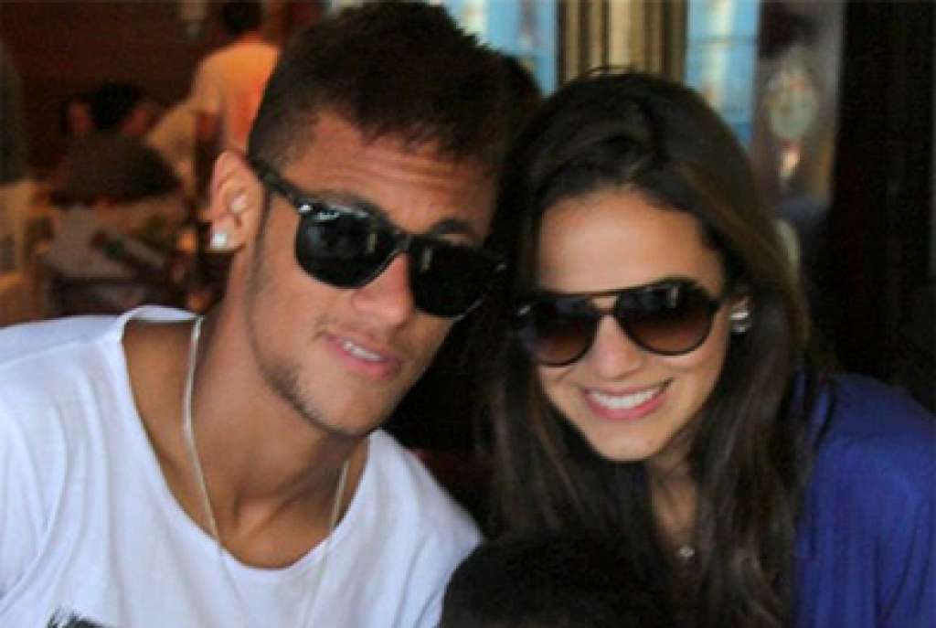 Bruna Marquezine embarca com Neymar para Barcelona