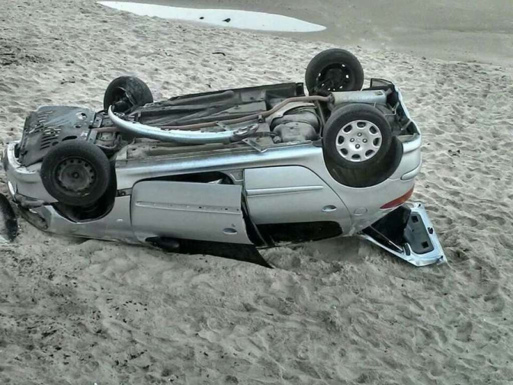 Depois de batida, veículo capota e cai na praia em Itapuã