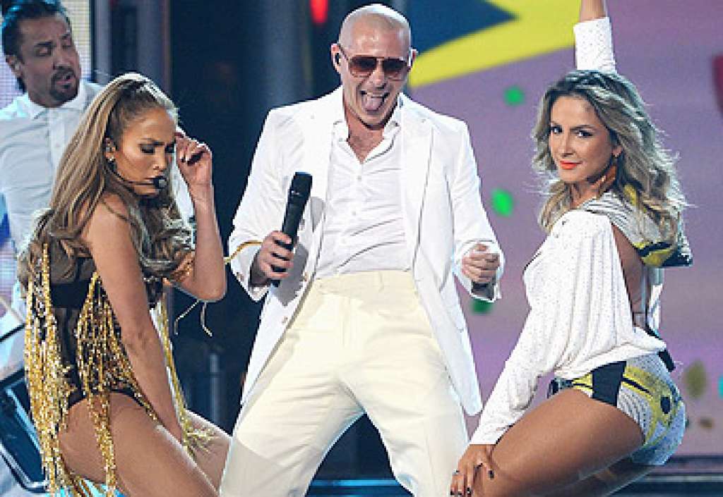 Claudia Leitte brilha ao lado de Pitbull e Jennifer Lopez em premiação
