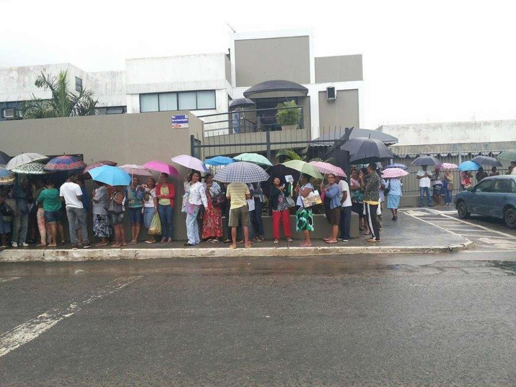 Simões Filho: debaixo de chuva, pacientes enfrentam fila para fazer exame