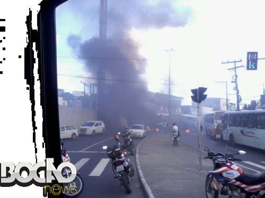 Salvador: protestantes tacam fogo em pneus na Avenida San Matin