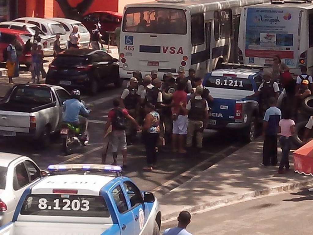 Ambulantes realizam novo protesto em Camaçari e manifestante é detido