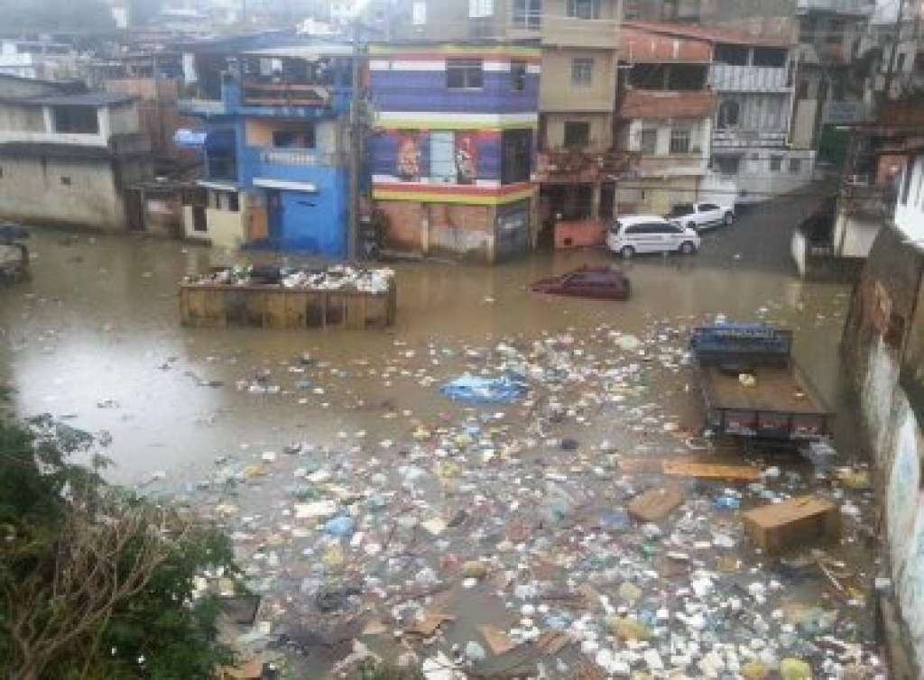 Chuva provoca alagamento e espalha lixo em rua de Salvador