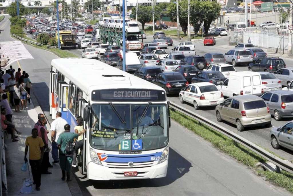 Greve dos rodoviários: ônibus de algumas empresas deixam garagens escoltados pela polícia