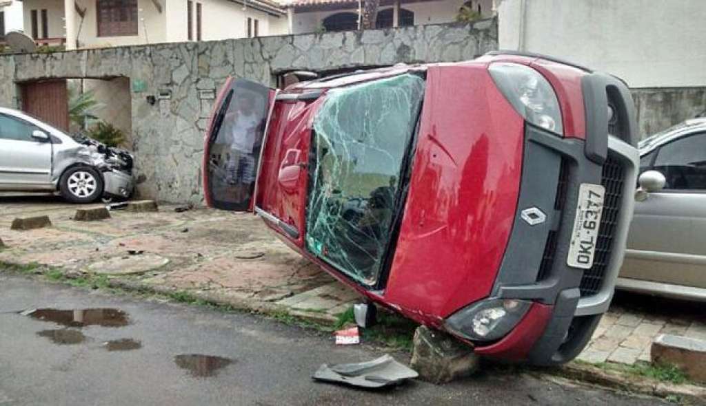 Motorista foge de assalto e bate com dois carros em Salvador