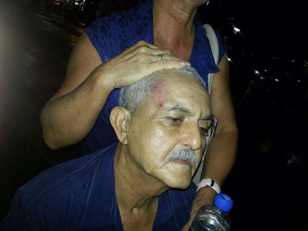 Camaçari: Idoso de 63 anos leva tombo na Praça Abrantes por causa de calçada escorregadia