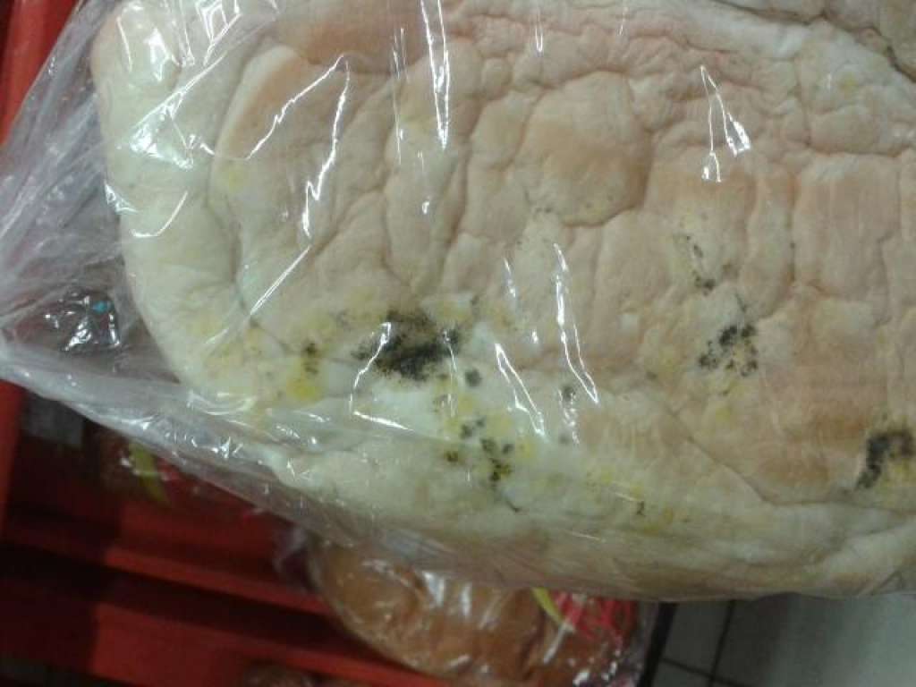 Cliente encontra pão mofado no Bompreço de Camaçari