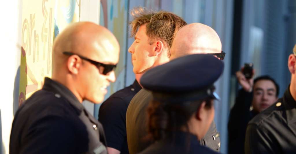 Homem ataca Brad Pitt com soco em tapete vermelho do filme  “Malévola”