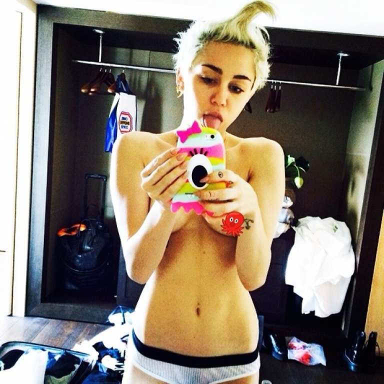 Miley Cyrus publica foto só de calcinha em rede social