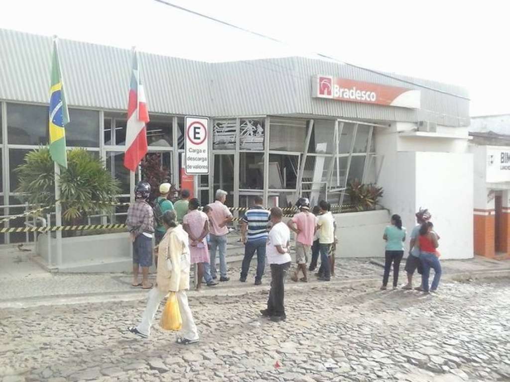 Homens mantêm gerente de banco refém por 15h e assaltam agência