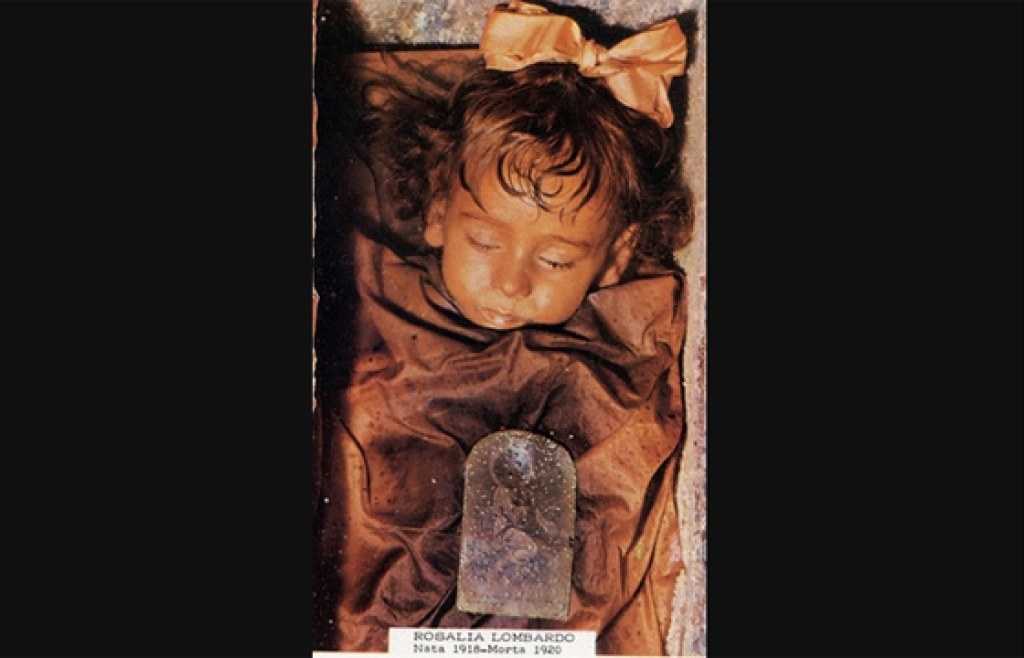 Menina mumificada abre e fecha os olhos diariamente