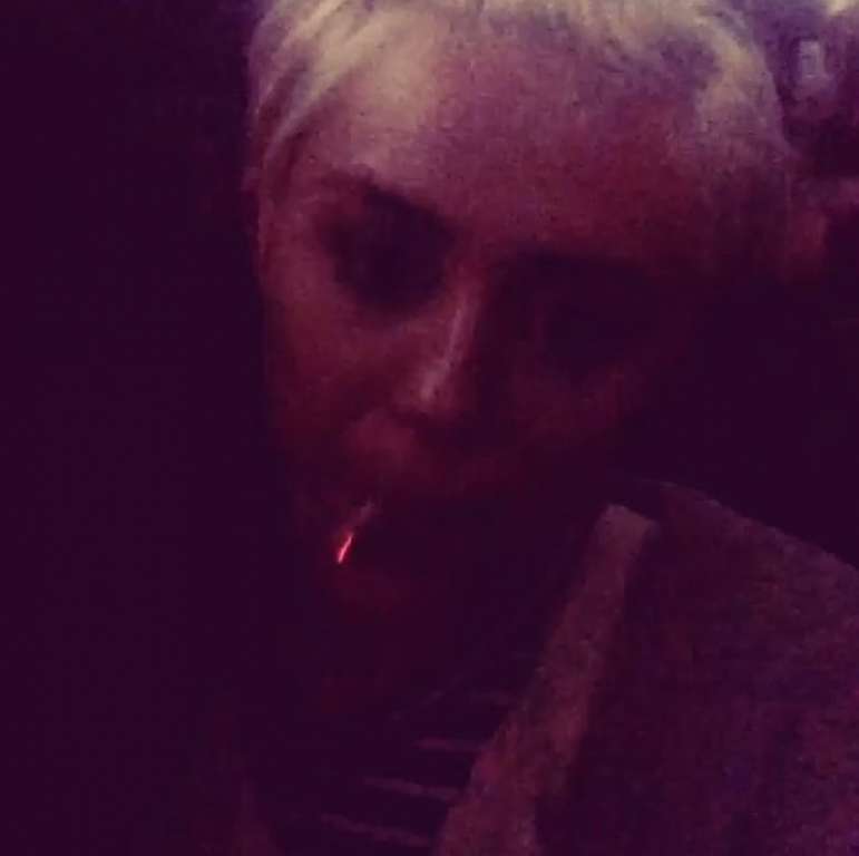Miley Cyrus aparece fumando em vídeo postado em rede social