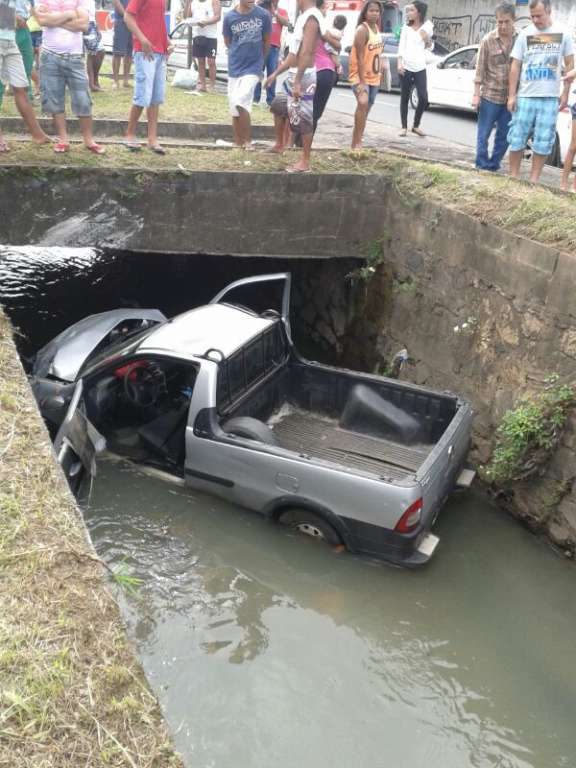 Veículo cai em canal após colisão em Salvador