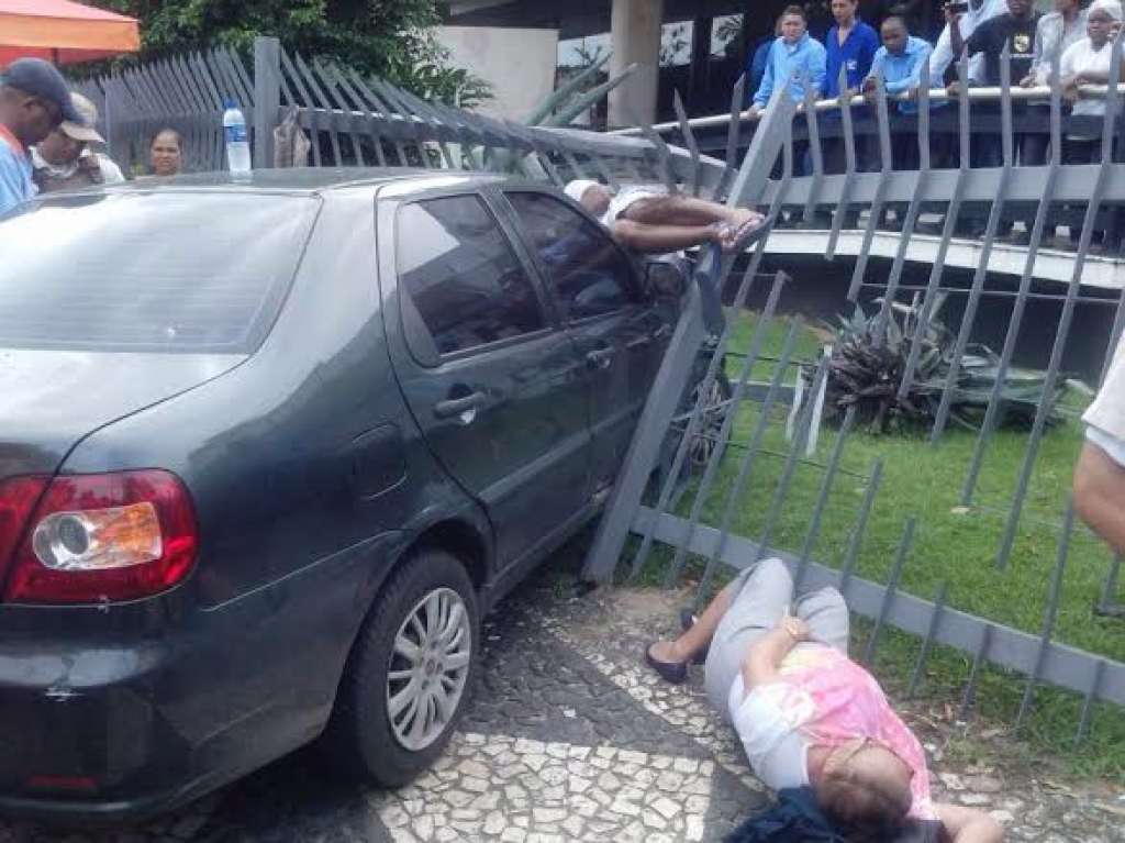 Motorista invade Teatro Castro Alves e três ficam feridos
