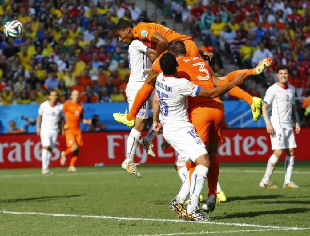 Holanda vence o Chile por 2 a 0 e garante 1ª posição do Grupo B
