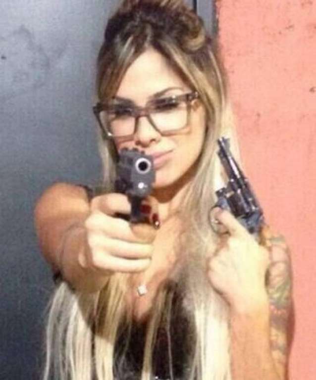 Ex-BBB Vanessa posa com armas em foto