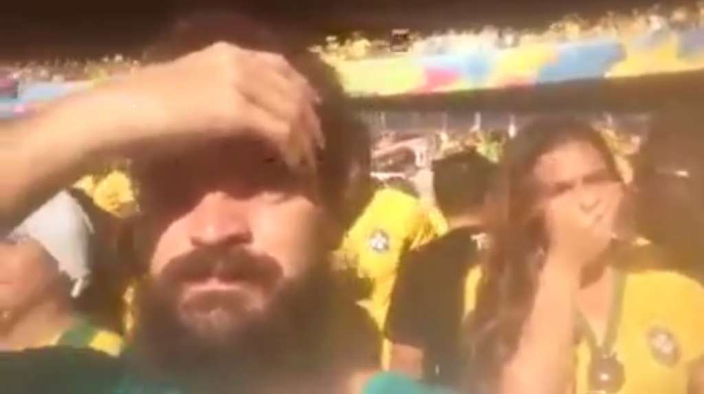 Bruna Marquezine se irrita com odor e empurra torcedor no estádio. Veja vídeo
