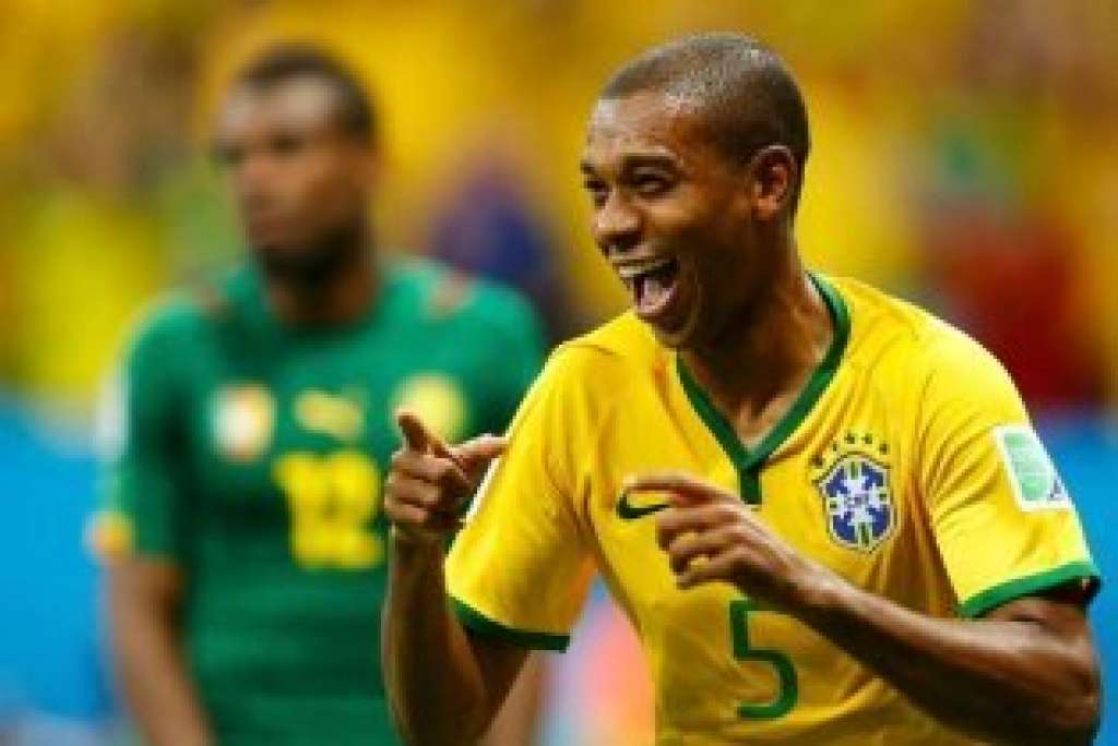 Fernandinho pode ganhar vaga de titular na Seleção