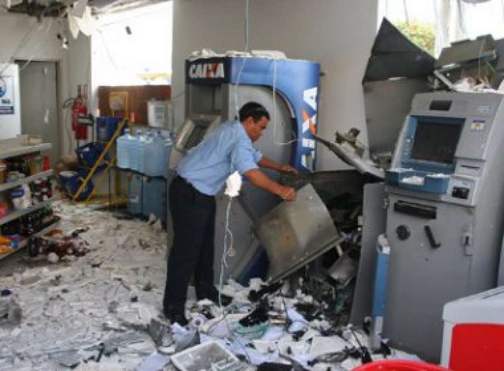 Bandidos rendem vigilante e explodem caixa eletrônico dentro de farmácia