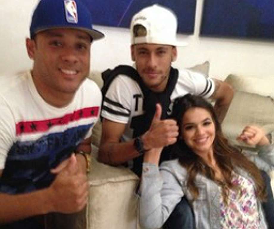 Neymar curte festa com Bruna Marquezine e colegas da seleção