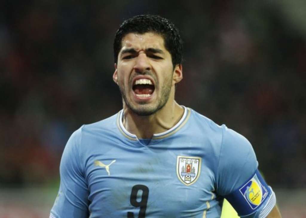 Após ‘dentada’, Suárez é suspenso de nove jogos e está fora da Copa