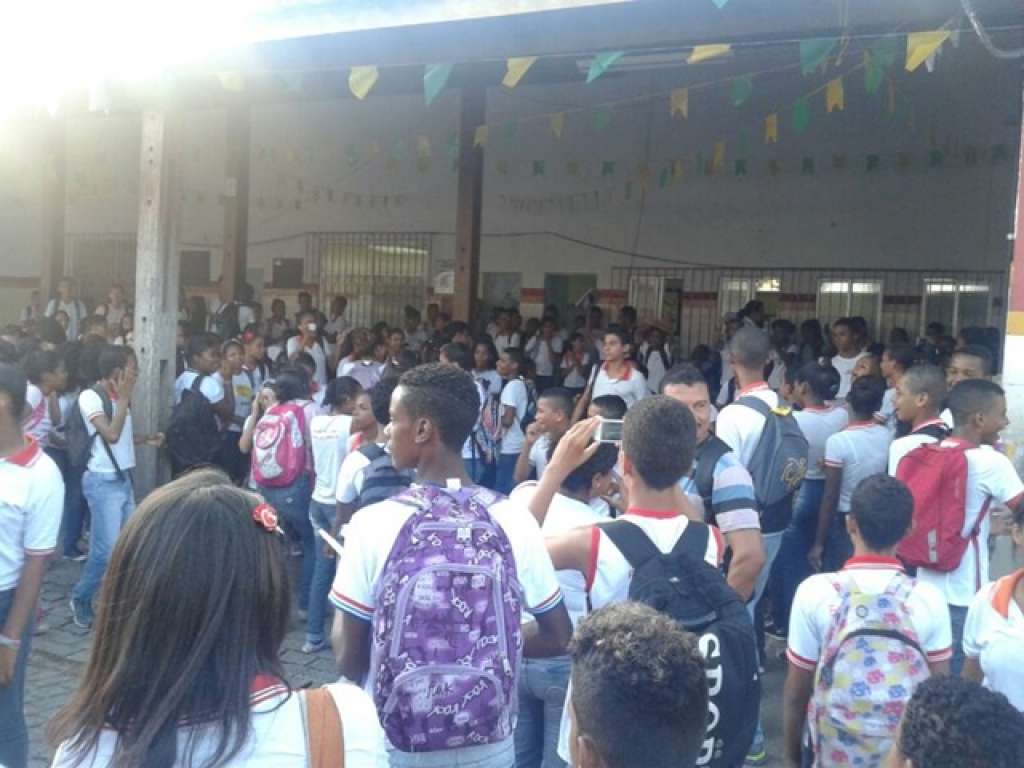 Bomba é detonada dentro de escola em Simões Filho