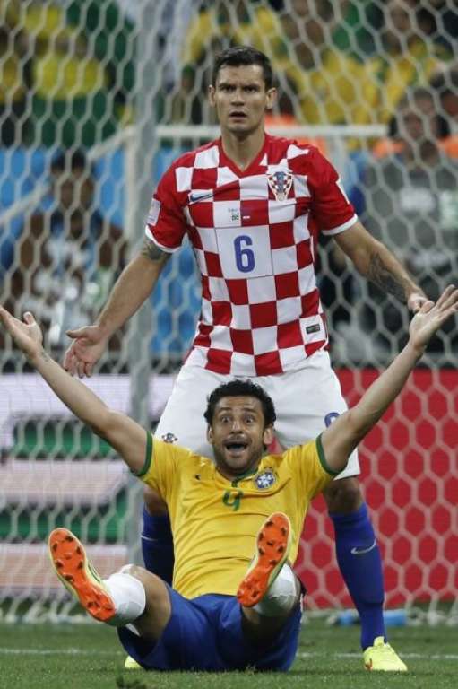 ‘Melhor dar logo a Copa para o Brasil’, diz: jogador croata autor de suposto pênalti
