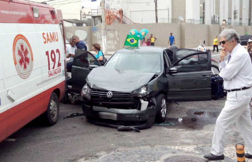 Carro invade cruzamento e deixa mulher ferida em Salvador